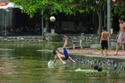 Người dân Hà Nội thích thú 'giải nhiệt' mùa hè ở hồ chùa Thầy