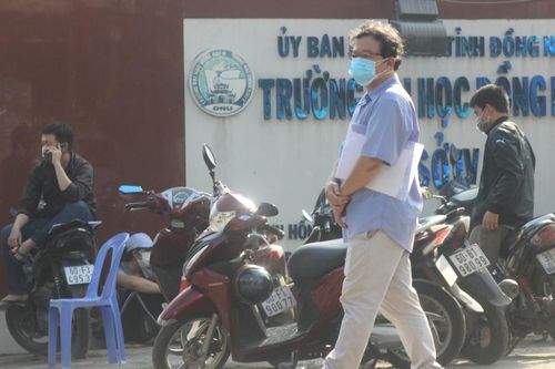 Phụ huynh xếp hàng dài chờ mua hồ sơ trước cổng trường học mùa Covid-19
