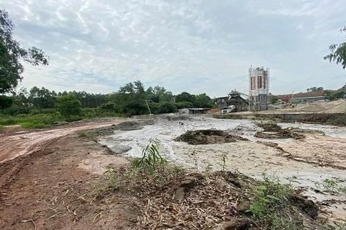 San gạt hàng ngàn m2 đất rừng để xây dựng trạm trộn xây dựng không phép