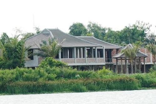 Hàng loạt công trình xây không phép ven sông Hương: Cố làm sai, sao phải 'tạo điều kiện'?