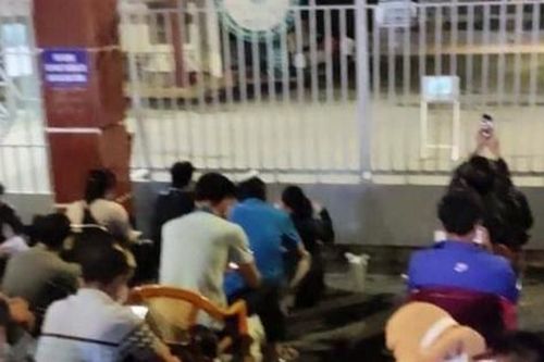 Xuyên đêm 'canh' cổng trường chờ mua hồ sơ cho con vào lớp 1