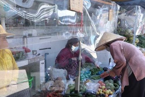 Đi chợ qua lớp vách ngăn giọt bắn trong mùa dịch