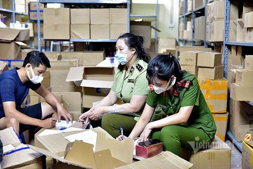 Bắt giữ hàng tấn nước hoa không rõ nguồn gốc ở Hà Nội