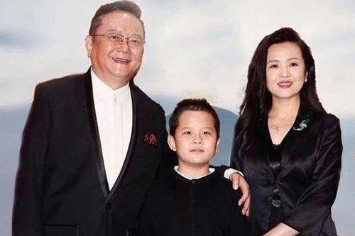 'Hòa Thân' Vương Cương U70 sống sung túc bên vợ trẻ kém 20 tuổi