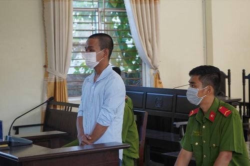 Phạt tù nam thanh niên dùng gạch tấn công cảnh sát tại chốt kiểm dịch