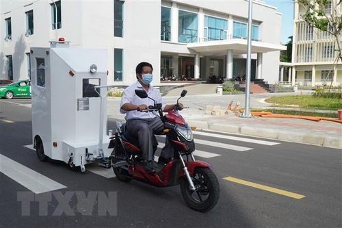 Giảng viên đại học chế cabin chở bệnh nhân COVID-19 ở khu cách ly
