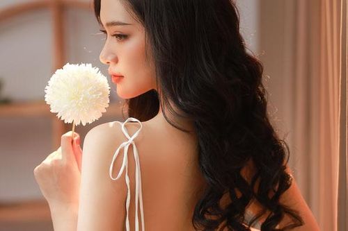 Người mẫu Phan Thương khoe vai trần gợi cảm