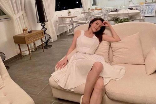 Ở nhà ngày dịch, Lý Nhã Kỳ tự tay cắm hoa, trang trí nhà cửa như cung điện sang trọng