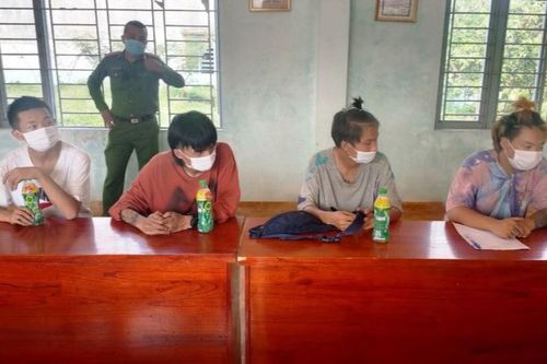 4 thanh niên Trung Quốc nhập cảnh trái phép bị người dân tố giác khi đi lang thang mua đồ ăn