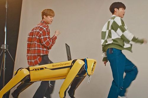 Chó robot nhảy cùng nhóm BTS trên nền nhạc I'm On It