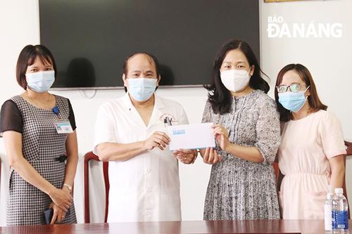 Trao 20 triệu đồng cho lực lượng y tế phòng, chống dịch