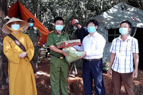 Chư Sê: Tặng 600 phần quà cho lượng kiểm soát dịch Covid-19 và hộ nghèo