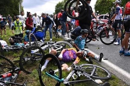 Bắt nữ cổ động viên gây tai nạn liên hoàn ở Tour de France