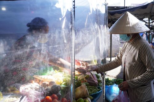 Lắp tấm chắn phòng Covid-19 để 'giữ' chợ ở TP.HCM