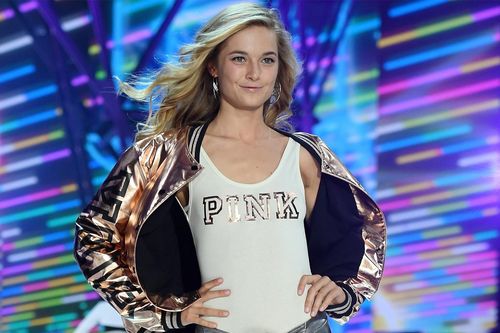 Người mẫu Victoria's Secret từng bị lạm dụng tình dục