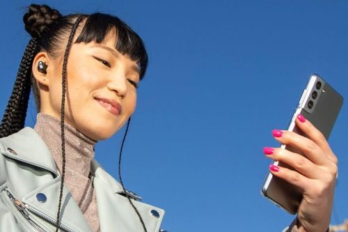 Apple dùng Samsung Galaxy S21 để quảng cáo tai nghe