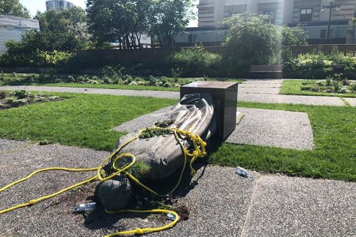 Người Canada kéo đổ tượng nữ hoàng Anh sau vụ phát hiện mộ trẻ em