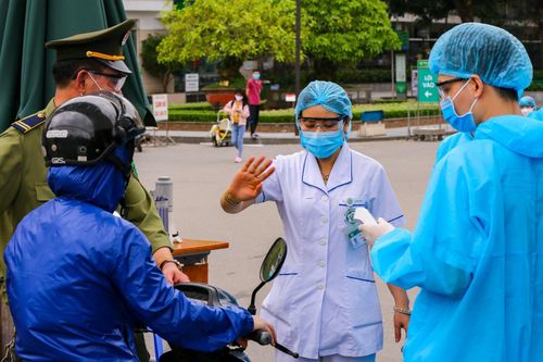 Người dân Hà Nội bắt đầu chủ quan khi được nới lỏng giãn cách