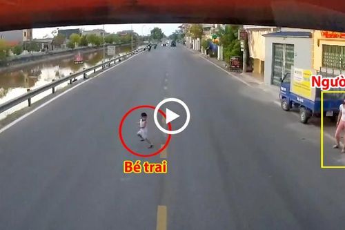 Bất cẩn khi trông con nhỏ, người mẹ suýt phải ân hận