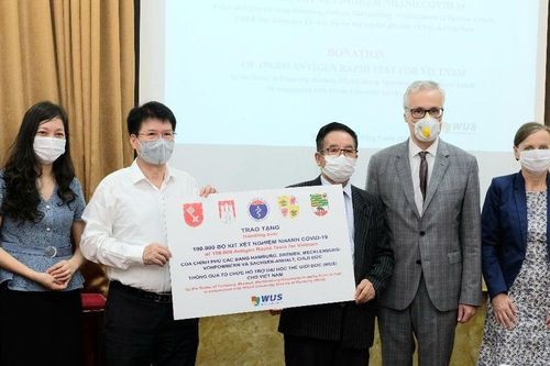 Tiếp nhận 190.000 kit xét nghiệm Covid-19 của Cộng hòa Liên bang Đức