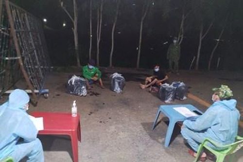 Bắt giữ 3 đối tượng vận chuyển thuốc lá lậu qua biên giới