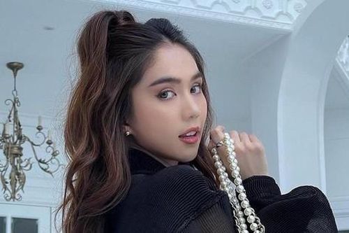 Lâu lắm rồi mới thấy Ngọc Trinh diện đồ kín như bưng, ngắm cho kỹ thì lại thấy chuyện lạ