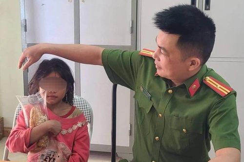 Xót xa bé gái 11 tuổi đi tìm bố mẹ nghiện ma túy bỏ nhà đi