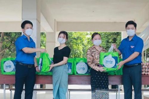 Nam sinh Lào gác nỗi nhớ nhà, chung tay chống dịch