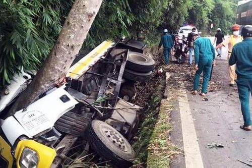 Xe tải lật nhào trên đèo Bảo Lộc, 3 người thương vong