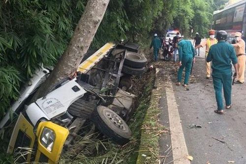 Lật xe tải trên đèo Bảo Lộc làm 3 người thương vong