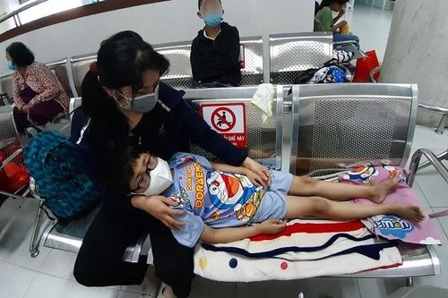 Cha thất nghiệp vì Covid-19, con mệt nhoài đợi tiền chạy thận