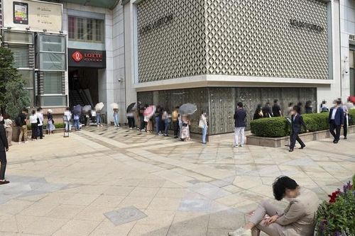 Người Hàn đổ xô xếp hàng mua Chanel trước tin đồn tăng giá