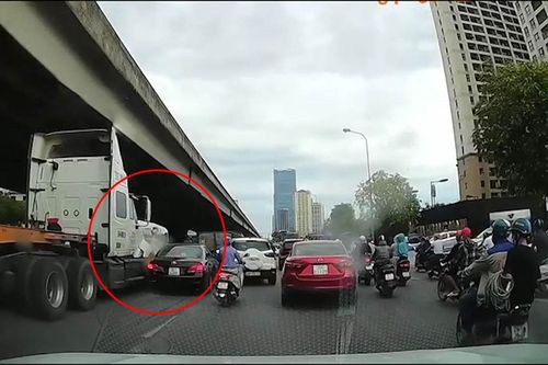 Khoảnh khắc xe container đâm nổ lốp xe ô tô con giữa đường