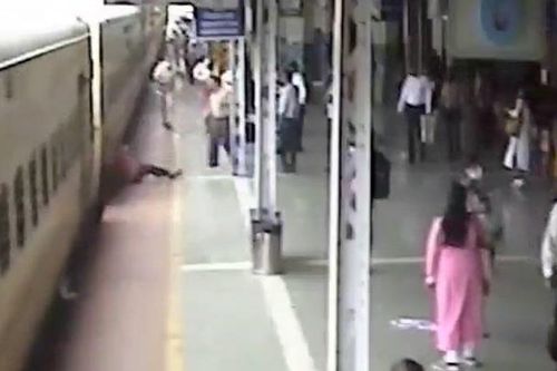 Thót tim trước cảnh hai người đàn ông suýt chết vì bị cuốn vào tàu hỏa