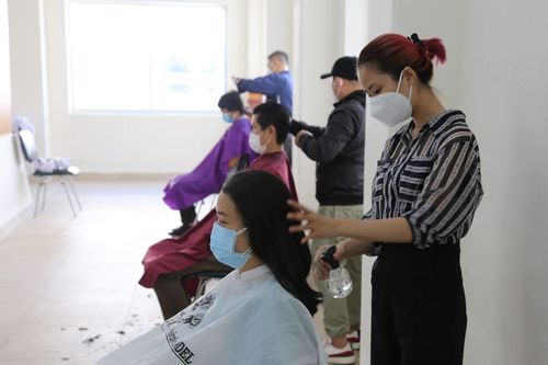 Các y bác sĩ được cắt tóc miễn phí tại bệnh viện để yên tâm chống dịch