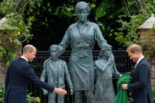 Anh em Hoàng tử William và Harry tái ngộ trong lễ khánh thành tượng Công nương Diana