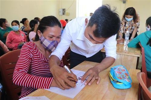 Tặng quà cho hội viên phụ nữ theo học tại lớp xóa mù chữ