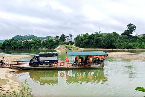 Bến đò Xuân Vân ngang nhiên chở ô tô qua sông