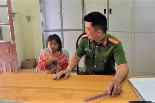 Bị bỏ đói, bé gái người Mông đi tìm bố mẹ thì bị lạc trong rừng