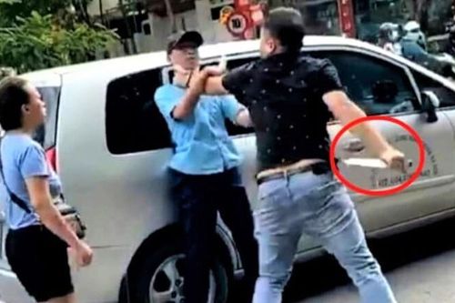 Người đàn ông bóp cổ, cầm dao đe dọa nhân viên xe buýt ở Hà Nội