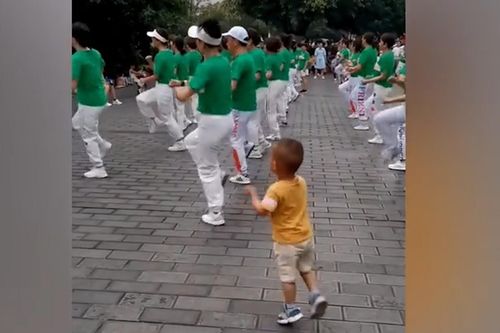 Bé trai 2 tuổi nhảy điêu luyện trên đường phố