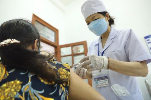 Bắt đầu tiêm thử nghiệm đợt 2, giai đoạn 3 vắc xin phòng Covid-19 Nano Covax