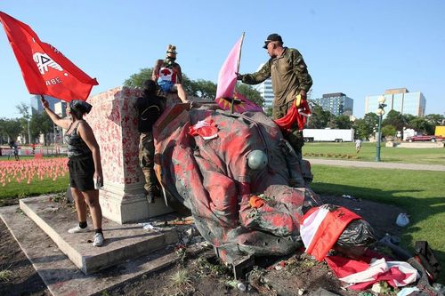 Thủ tướng Trudeau lên tiếng về vụ tượng nữ hoàng Anh bị giật sập