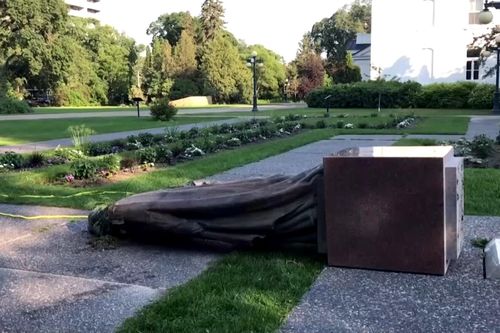 Vì sao tượng nữ hoàng Anh bị kéo đổ ở Canada?