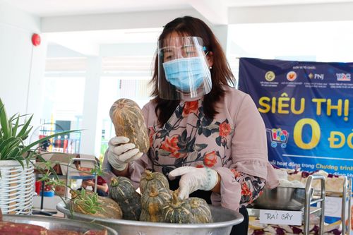 Cô giáo làm tình nguyện viên ở siêu thị 0 đồng tại TP.HCM