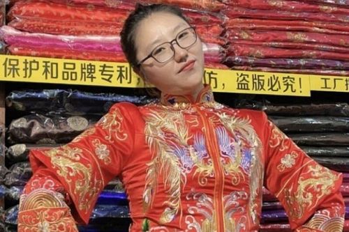 Cô gái Trung Quốc bị miệt thị vì mặc thử quần áo của người chết
