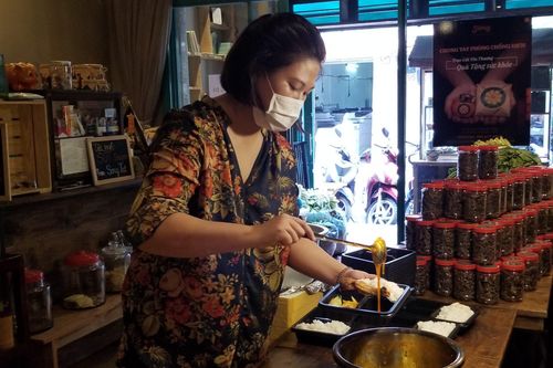Quán ăn ở TP.HCM tặng phần cơm cho mỗi shipper tới chuyển hàng