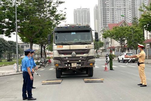 Xử phạt hơn 50 tỷ đồng đối với gần 5.000 trường hợp xe chở quá khổ, quá tải