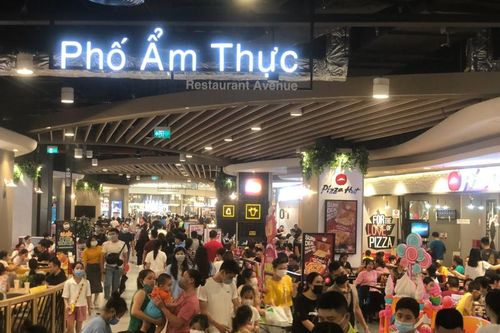 Hà Nội: 'Biển người' ăn, uống nhộn nhịp như chưa hề có dịch tại Aeon Mall Hà Đông