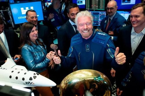 Cuộc đua chinh phục vũ trụ: Tỷ phú Richard Branson 'vượt mặt' Jeff Bezos?